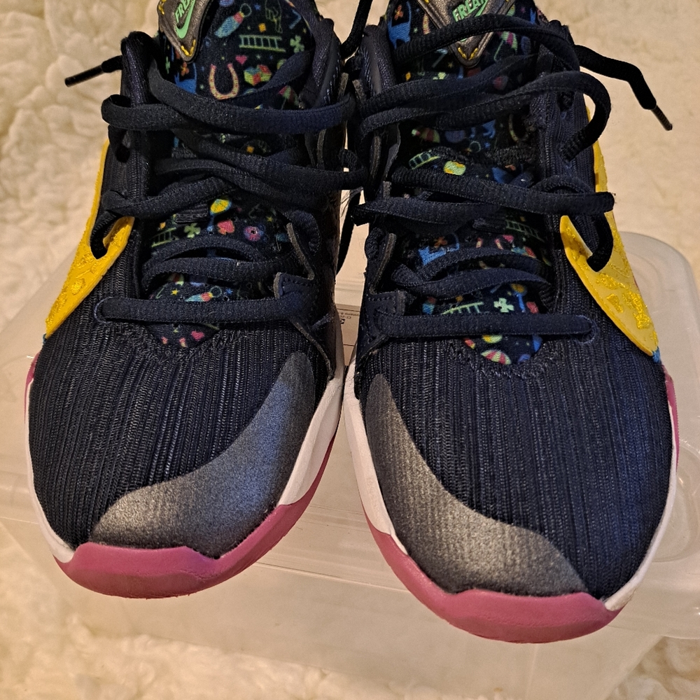NiKE Zoom Freak 2 Superstitious sneakers size 5Y
